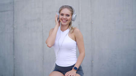 Sporty woman listen to the musicの写真素材