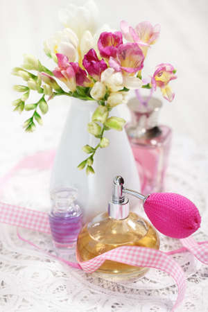 Vintage perfume bottles and flowers on the tableの写真素材