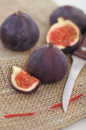  Fresh figs and knife on the rustic backgroundの写真素材