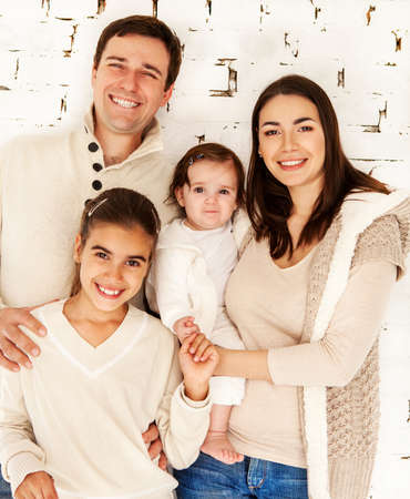 
Portrait of a happy smiling family near white brick wall
の写真素材