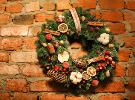 Christmas wreath on the brick wall backgroundの写真素材