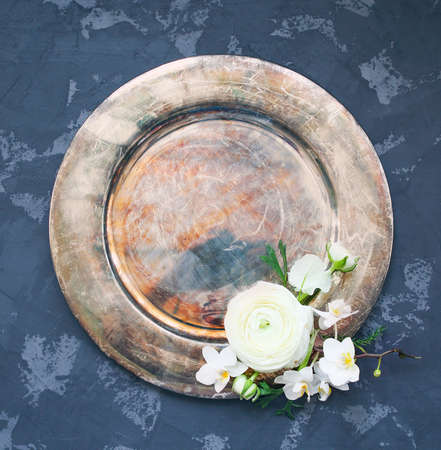 White ranunculus bouquet on black background top viewの写真素材