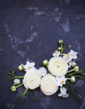 White ranunculus bouquet on black background top viewの写真素材