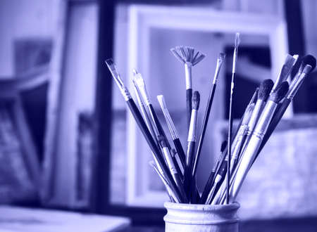 Close up of painting brushes in studio of artist. Tones picture. Color of 2022 year, very periの写真素材