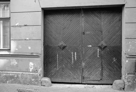 Old wooden gate in old city of black and whiteのeditorial素材