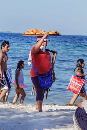 Cancun, Mexico - March, 17, 2019: bakery saleswoman on beach at sunny day in Cancun beachのeditorial素材