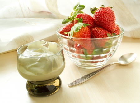 strawberries with cream cheese in a glass on the tableの写真素材
