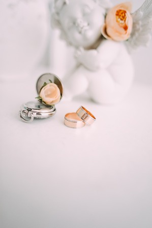 Wedding rings. Wedding symbols, attributes. Holiday, celebration. Macro. Blurの写真素材