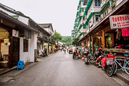 Hangzhou, China - August1, 2017: Street fo tourists, traditional street food and so?veniers, old historical architecture and museums.のeditorial素材