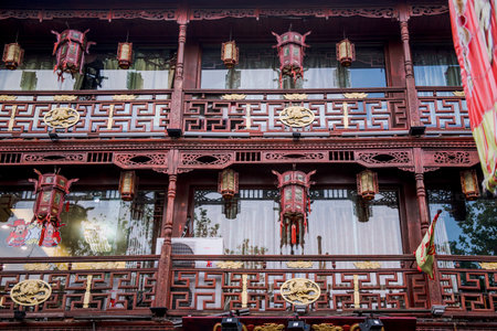 Hangzhou, China - August1, 2017: Street fo tourists, traditional street food and so?veniers, old historical architecture and museums.のeditorial素材