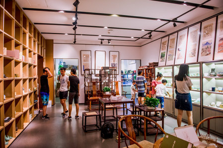 Hangzhou, China - August1, 2017: Street fo tourists, traditional street food and so?veniers, old historical architecture and museums.のeditorial素材