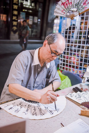 Hangzhou, China - August1, 2017: Street fo tourists, traditional street food and so?veniers, old historical architecture and museums.のeditorial素材