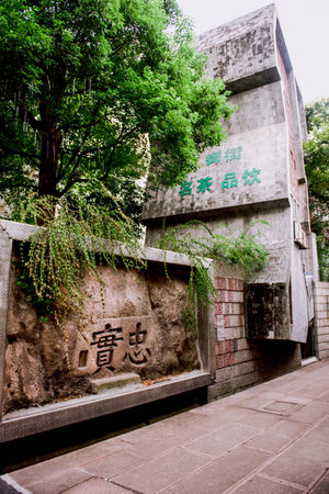 Hangzhou, China - August1, 2017: Street fo tourists, traditional street food and so?veniers, old historical architecture and museums.のeditorial素材
