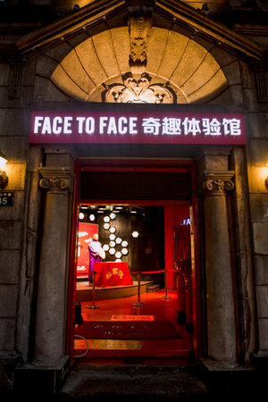 Hangzhou, China - August1, 2017: Street fo tourists, traditional street food and so?veniers, old historical architecture and museums.のeditorial素材