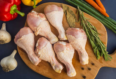 Raw uncooked chicken legsの写真素材