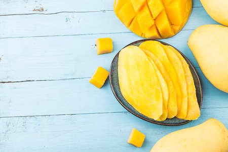 Dried mango background. Candied slices of mango fruit close-up.の写真素材