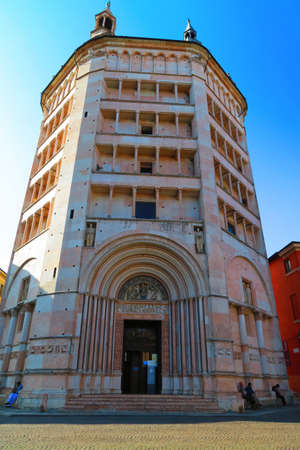 Close-up view of the Baptistery of Parma, built in Romanic style and decorated by Benedetto Antelami. Magnificent monument built between 1196 and 1270.のeditorial素材