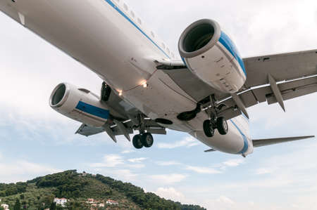 A Boeing 737 on a low approach into Skiathos airport, known as the second St. Marteen.のeditorial素材
