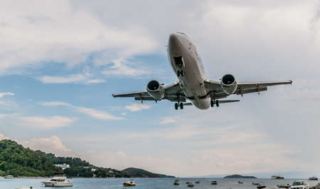 A Boeing 737 on a low approach into Skiathos airport, known as the second St. Marteen.のeditorial素材