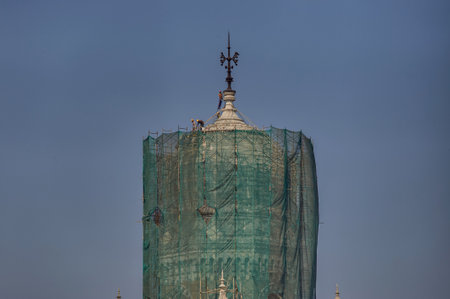 18-jan-2010 man working on high scaffolding mumbai municipal building Maharashtra INDIAのeditorial素材