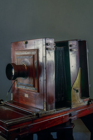 o2-Jun-2008-vintage photo of  Wooden Studio Camera kolkata west bengal India asiaのeditorial素材