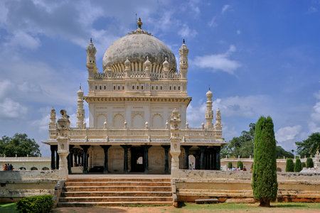 30 Oct 2009 The Gumbaz at Srirangapatna is a Muslim mausoleum holding the graves of Tippu Sultan,...