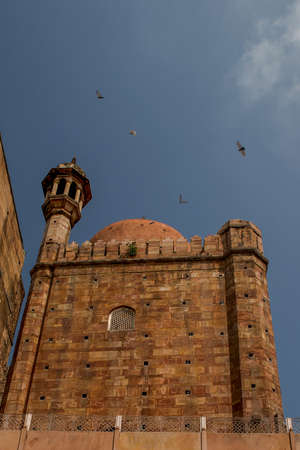 04 Oct 2005-Aurangzebs Mosque or Alamgiri Mosque was built by Aurangzeb over the ruins of a Hindu temple. Built on the bank of River Ganges in Varanasi-Uttar Pradesh INDIA asiaの写真素材