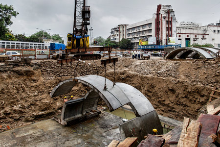 21-jun-2005 curved precast concrete slab subway under construction near metro cinema dhobitalao-mumbai INDIA asiaのeditorial素材