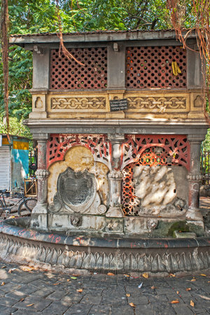 27âApr-2012-SETH GANGALAL V. MULJI NANDLAL PYAU AT HORNIMAN CIRCLE, FORT oldest fountains in MUMBAI MAHARASHTRA INDIAのeditorial素材