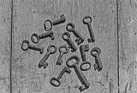 13 Nov 2020 Group of antique keys,on rustick wooden plank teamwork, cooperation concept Lokgram Kalyan Maharashtra Indiaの写真素材