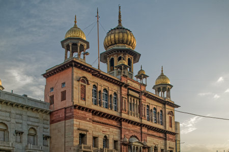 06 08 2004 View of the Gurdwara Sis Ganj Sahib, Sikh Temple in Chandni Chowk area of Old Delhi, India.のeditorial素材