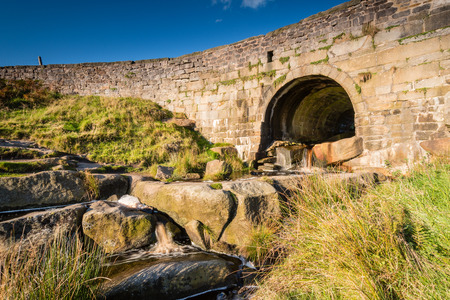 Upper Burbage Bridge West, with Burbage Brook flowing under it, in the Peak District National Parkの写真素材
