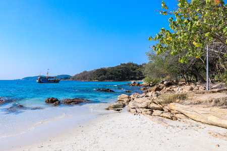 <p>White Sandy Beach with the Boulder Stones on the Samet Island, Thailand</p>の写真素材