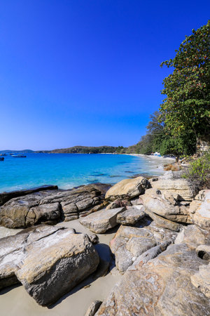 <p>White Sandy Beach with the Boulder Stones on the Samet Island, Thailand</p>の写真素材