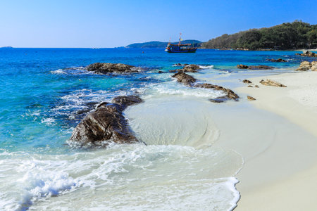 <p>White Sandy Beach with the Boulder Stones on the Samet Island, Thailand</p>の写真素材