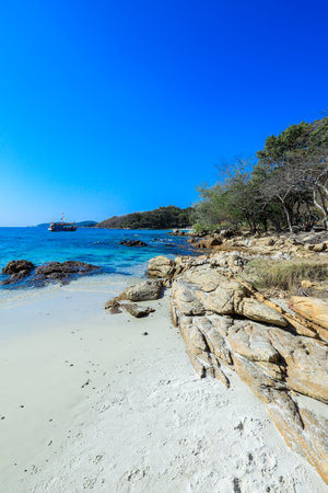 <p>White Sandy Beach with the Boulder Stones on the Samet Island, Thailand</p>の写真素材