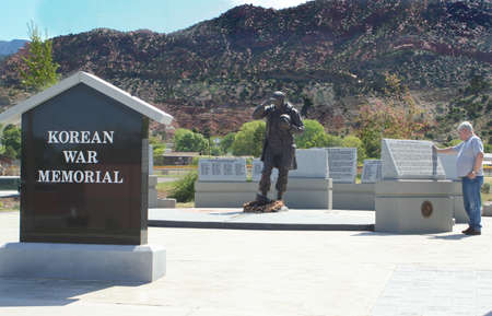 Old soldier remembering fallen friends at Korean War Memorial, Cedar City Utahのeditorial素材