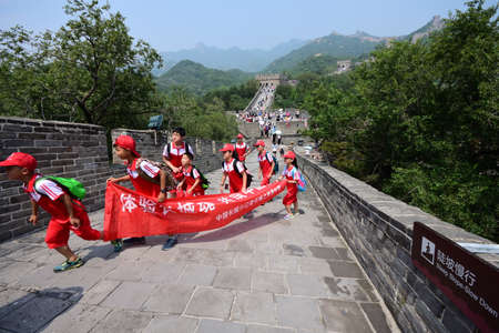 School children enjoying their walk on the Great Wall of China.のeditorial素材
