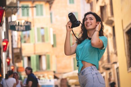 Photographer girl who wanders around the city, happy smiling