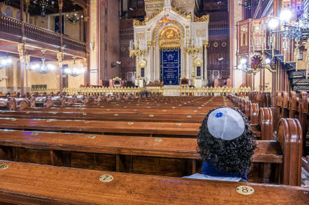 A Jew prays with the kippah in the interior of the DohÃ¡ny Street Synagogue, Budapestのeditorial素材