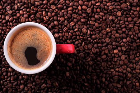 Red coffee mug americano beans background top view flatの写真素材