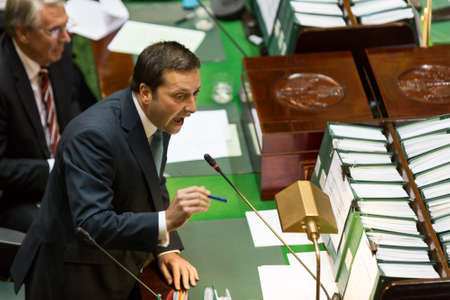 MELBOURNE/AUSTRALIA - FEBRUARY 9: The leader of the Opposition, Matthew Guy turns the heat up on Daniel Andrews over policy as parliament resumes for 2016.のeditorial素材