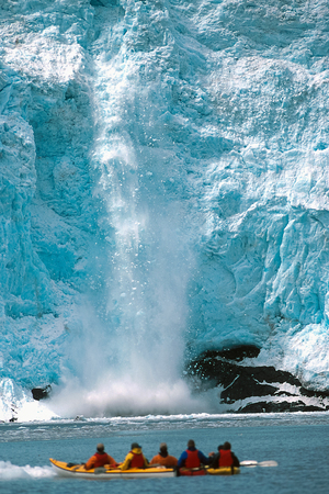 Holgate Glacier calving as kayakers watch icebergs falling and splashing, Alaska, Seward, Kenai Fjords National Park, Taken 07.96の素材 [FY31070185132]