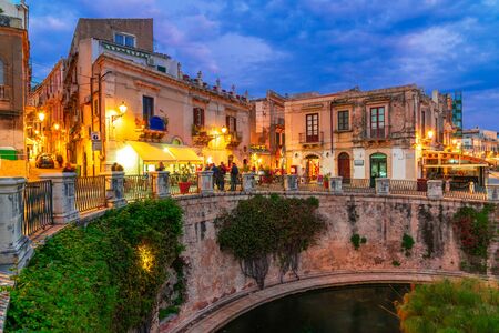 Siracusa, Sicily island, Italy: Night view of the fountain of Arethusa, Ortigia, Syracuse, a historic city on the island of Sicily, Italyの写真素材