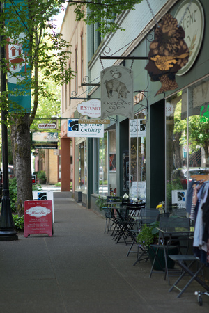 MCMINNVILLE, OREGON JUNE 6TH 2017, Shops, cafe, wine tasting, and a gallery along downtown 3rd street.のeditorial素材