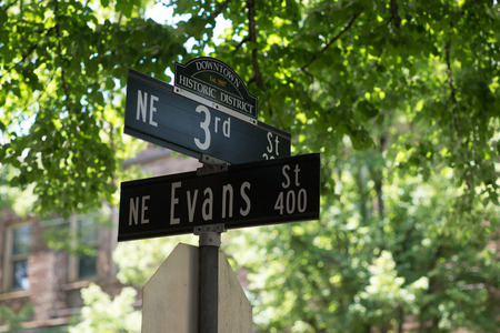 MCMINNVILLE, OREGON JUNE 6TH 2017, A sign marking the intersection of NE 3rd Street and NE Evans in the Downtown Historic District of town.のeditorial素材