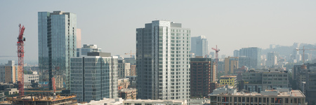 PORTLAND, OREGON August 08 2017, skyline on the west side on a day with  heavy smoke and smog. Several cranes working on new buildings sprouting up.のeditorial素材