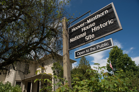 NEWBERG OREGON, AUGUST 15 2017, Sign for the  Hoover-Minthorn house, visible in the background. Home to 31st President Herbert Hoover as a child, and the oldest house in Newberg.のeditorial素材