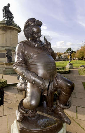 statue of shakespearean character the gower memorial stratford upon avon warwickshire england uk falsatff with staue of william shakespeare behindの写真素材