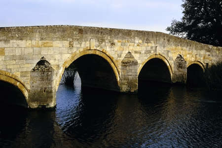 bridge over the river nene northamptonshire midlands england ukの写真素材